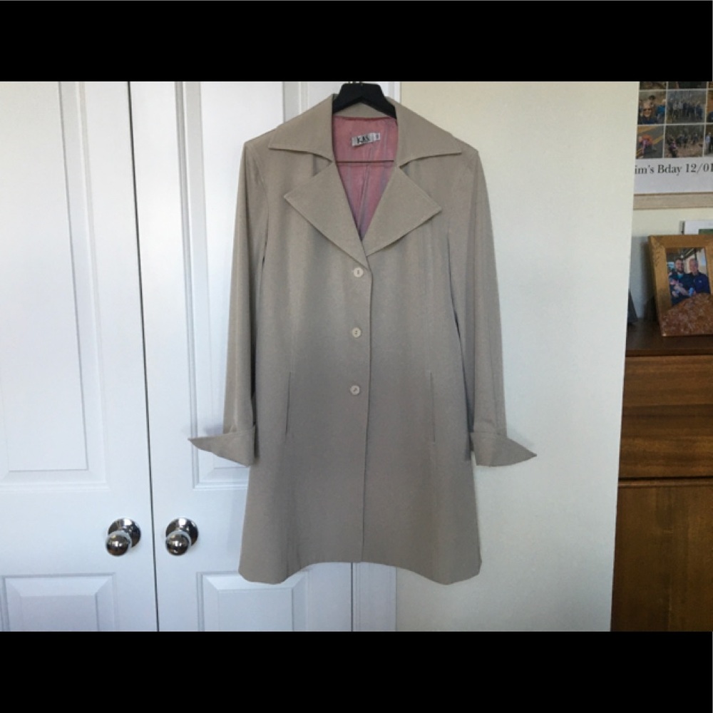 Sleek neutral beige long jacket with pockets and French cuffs.  Great cond.